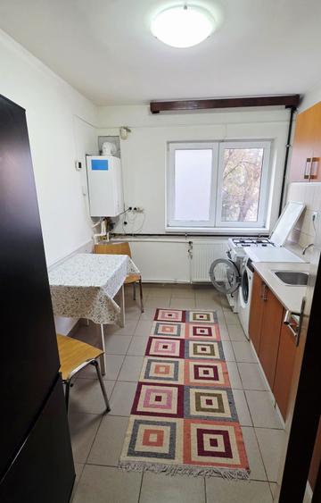 De inchiriat apartament 2 camere, et. 3, zona Hotel - 8