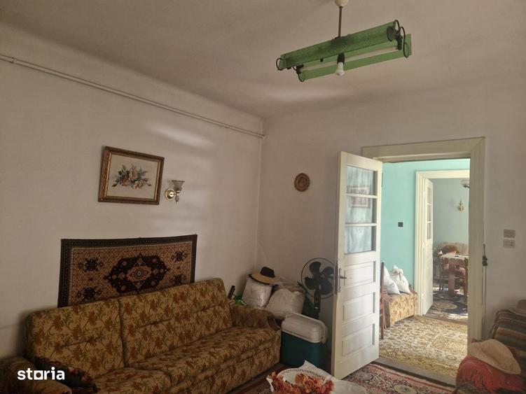 Casă cu 3 camere semidecomandat în Central