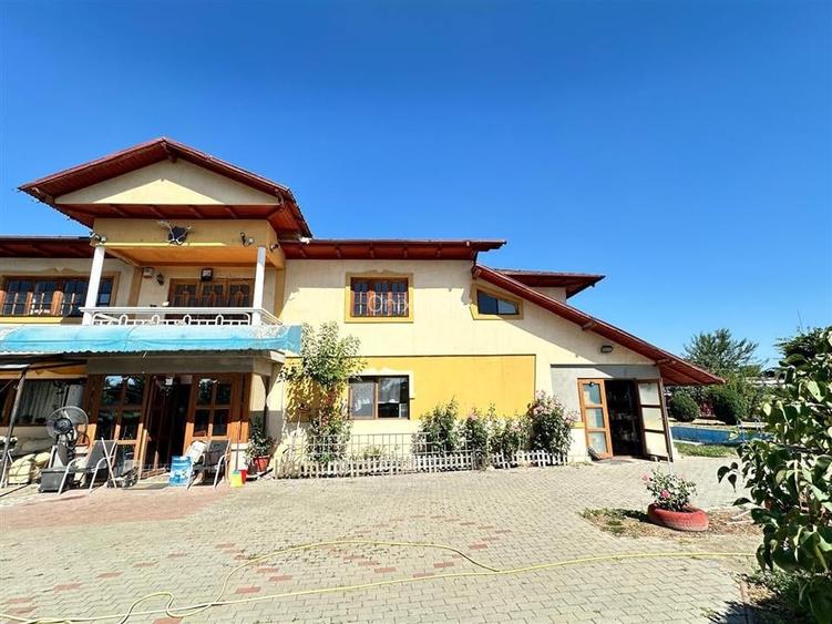Casa si teren 3567 mp cu piscina, livada si helesteu  Corlatesti