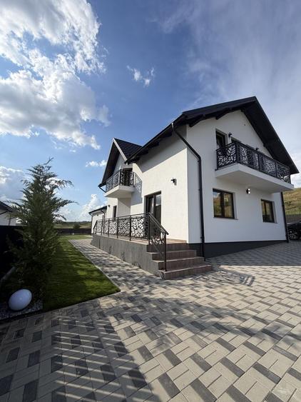 Casă cu 4 camere în Manolești