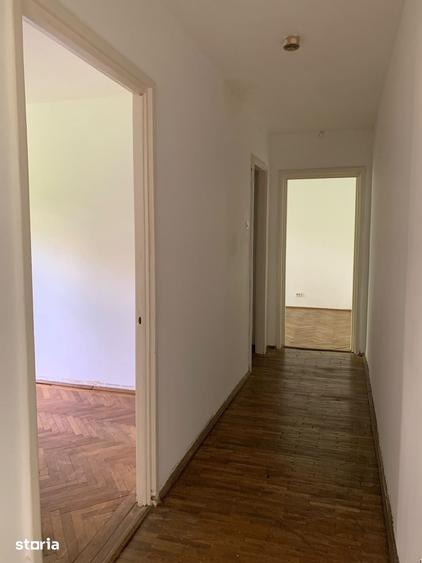 Apartament cu 3 camere semidecomandat în Berceni