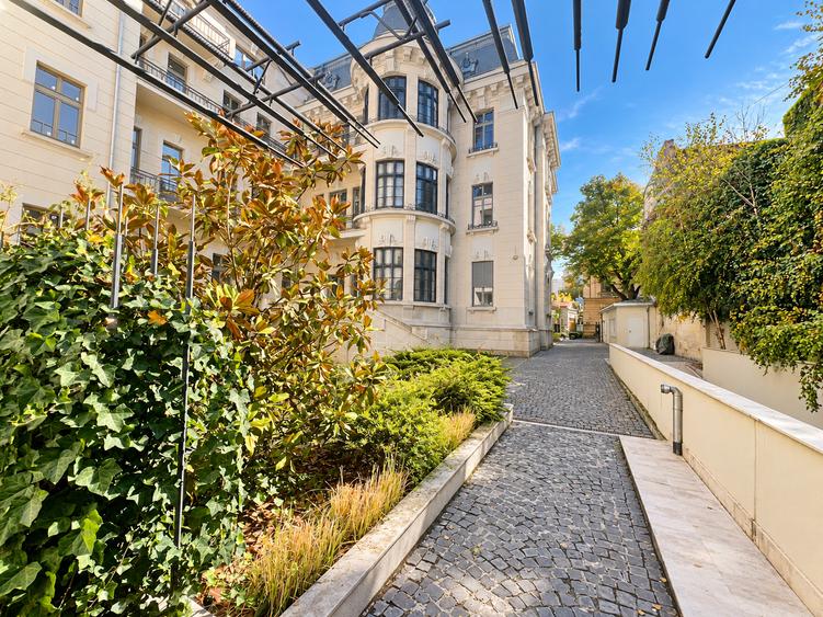 Penthouse cu 4 camere decomandat în Grădina Icoanei