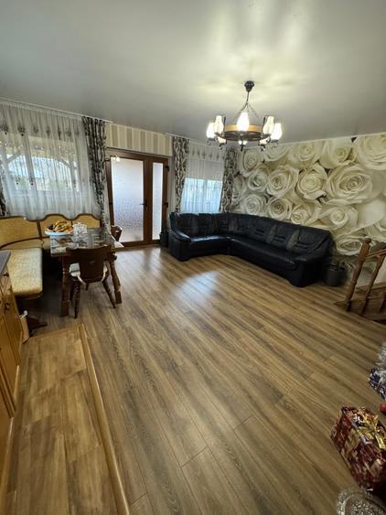 Casă individuală cu 7 camere cu Teren 4000 Mp în Exterior Est