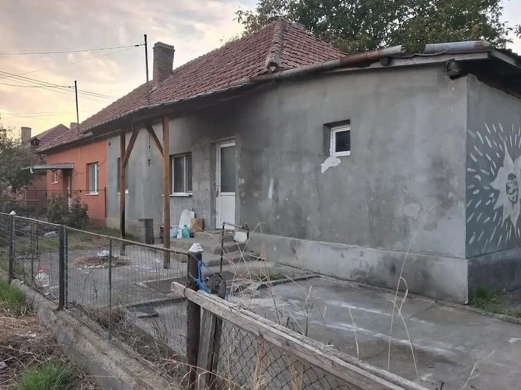 Casă cu 2 camere cu Teren 350 Mp în Colonia Reconstrucția