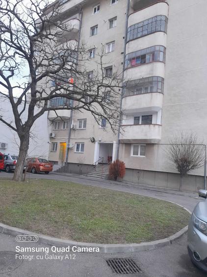 Apartament cu 3 camere semidecomandat în Turnișor