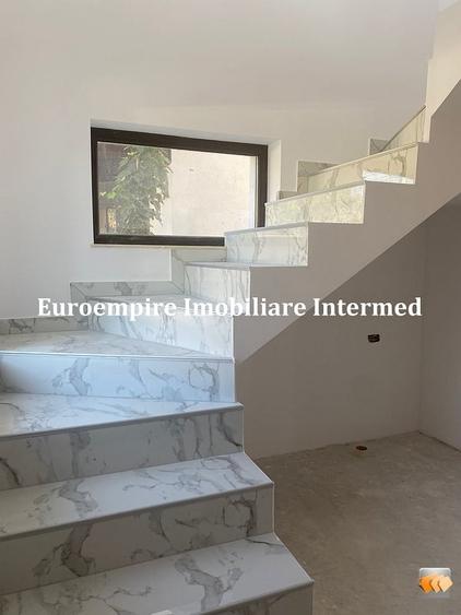 Casă cu 7 camere cu Canalizare în Exterior Est