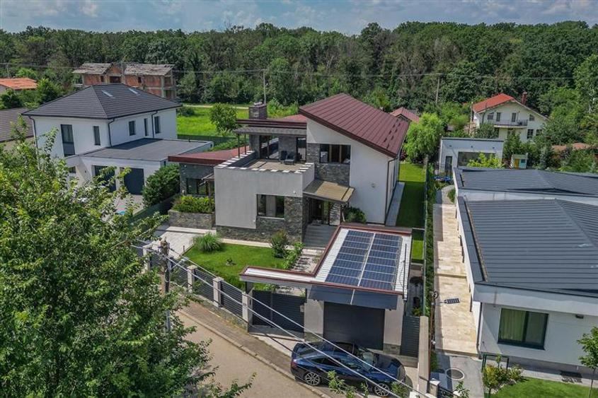 Casă individuală cu 7 camere cu Canalizare în Băneasa
