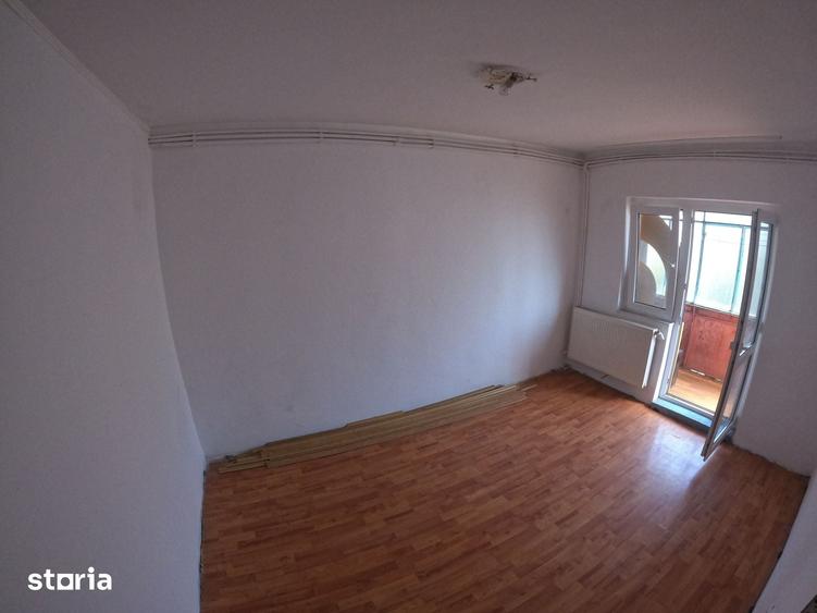 Apartament cu 3 camere semidecomandat în Tineretului