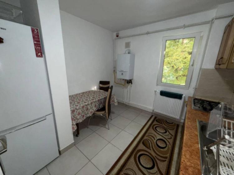 Apartament cu 2 camere semidecomandat în Podu Roș
