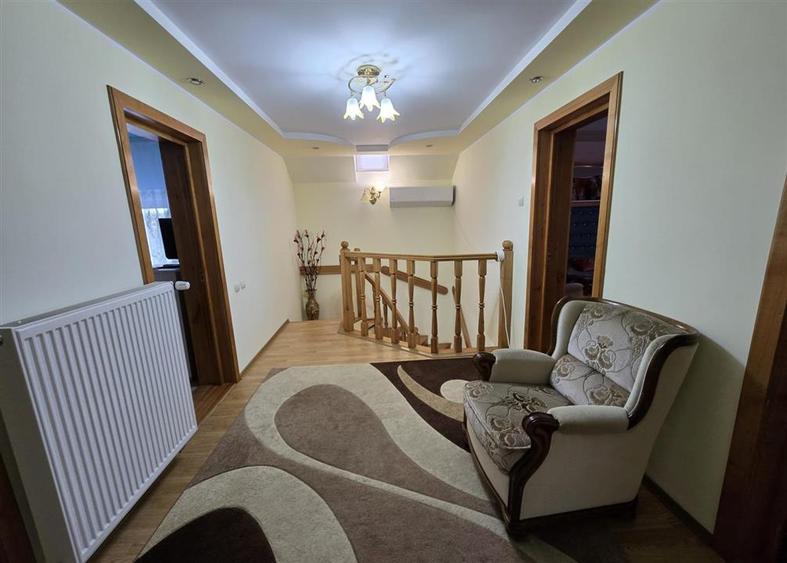 Casă individuală cu 11 camere cu Teren 5000 Mp în Central