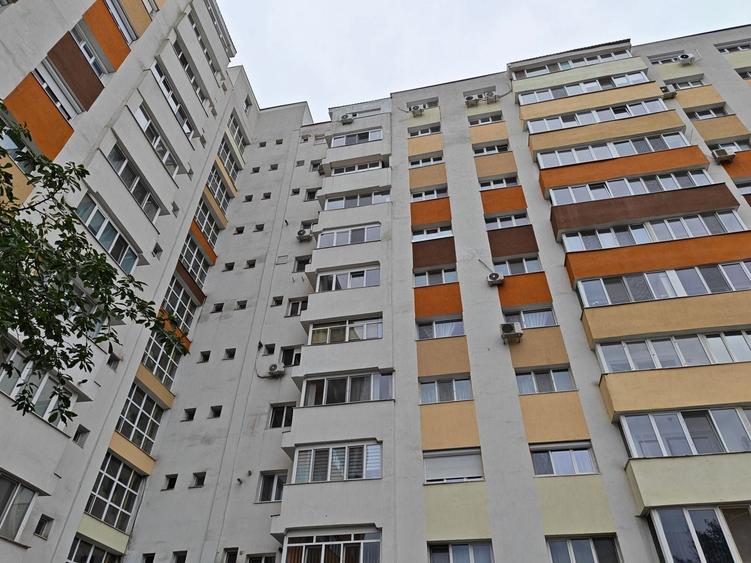 Apartament cu 3 camere semidecomandat, mobilat în Gheorghe Lazăr