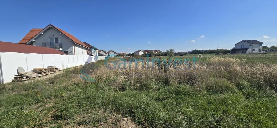 Teren Construcții intravilan de 687 mp, în Sânmartin