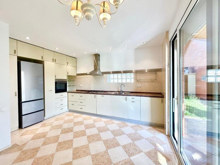 Duplex cu 6 camere cu Piscina în Iancu Nicolae