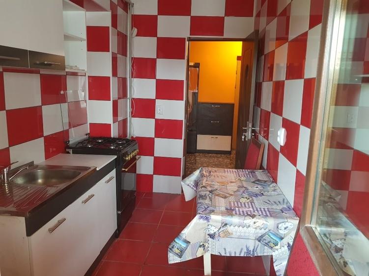Garsonieră decomandată, mobilată în Nicolina