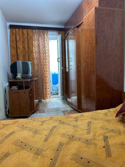 Apartament cu 2 camere nedecomandat,zona micro 11.Pret 35.000 euro. Detalii la tel. 0730745723 - 1