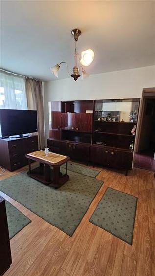 Apartament cu 3 camere semidecomandat în Cina