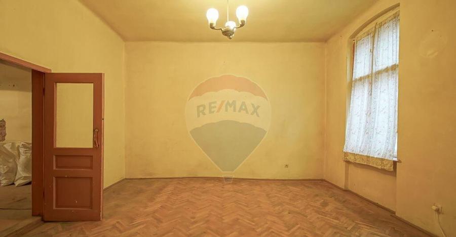 Vila pe str Alexandru Ioan Cuza, 10 camere, S + P + E, t... - 25