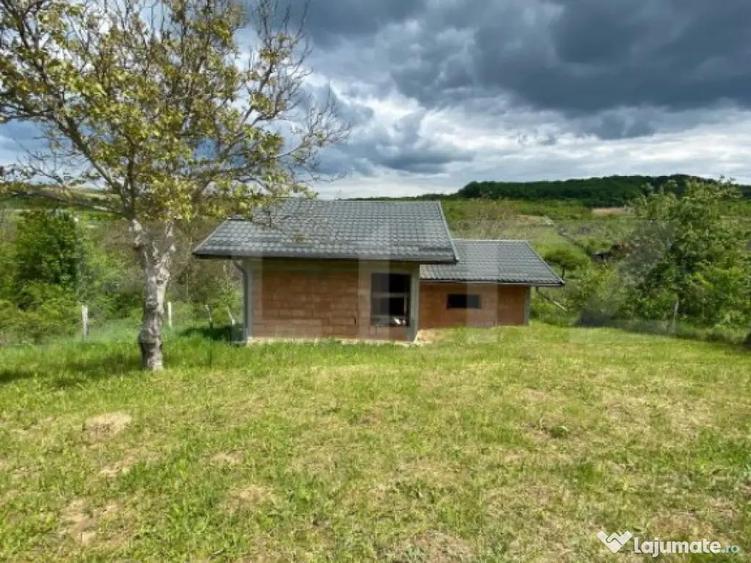 Casa la rosu, cu 3 camere, 74 mp, teren 800 mp, zona Centur - 1