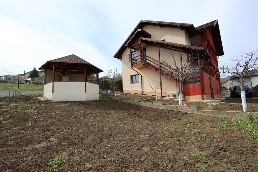 Casa de vanzare in Rediu – Spatiu Generos pentru Doua Familii - 1