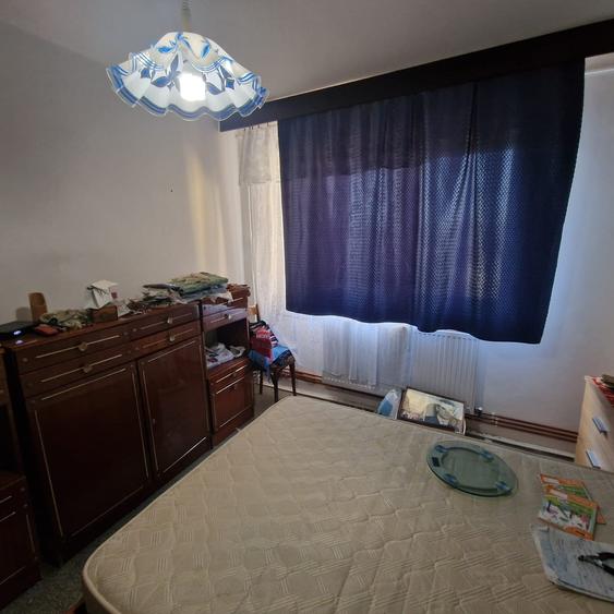 Se inchiriaza apartament,decomandat doua camere,etaj 10/11 ,pret 300 euro/luna. - 9