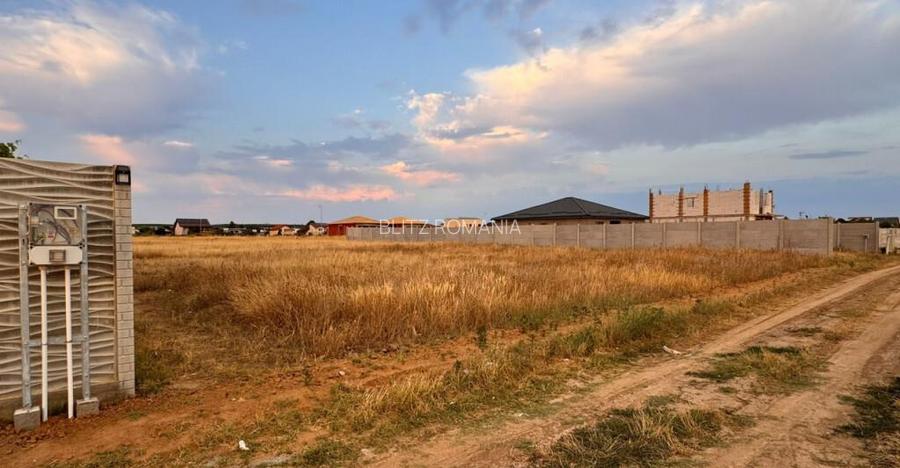 Tefen intravilan Selgros 680 mp cu deschidere 15m