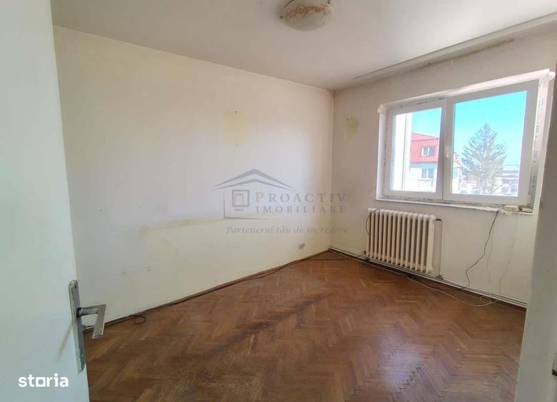 Apartament cu 3 camere semidecomandat în Roșu