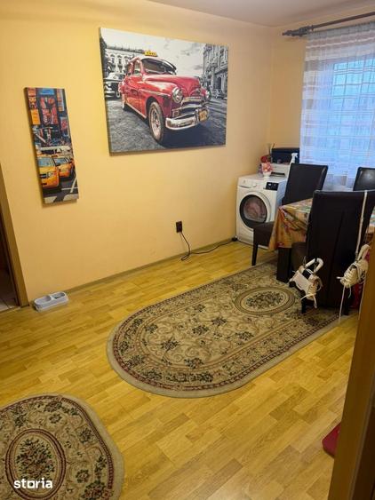 Apartament cu 3 camere semidecomandat, mobilat în Florilor