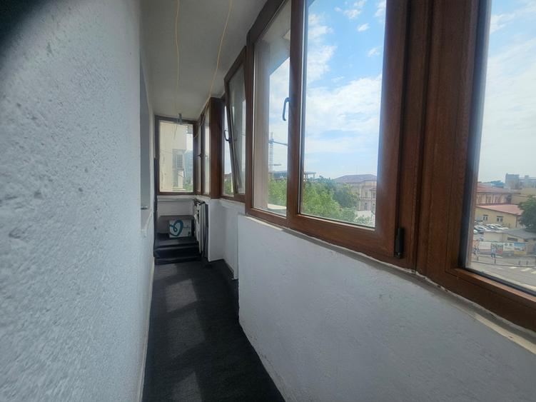 Apartament cu 3 camere decomandat, mobilat în P-ța Victoriei