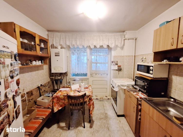 Apartament cu 3 camere semidecomandat în Mioriței