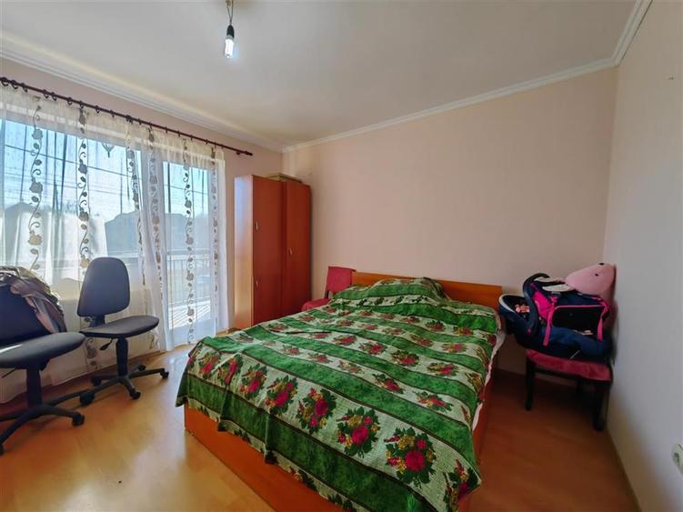 Duplex cu 12 camere cu Canalizare în Vest