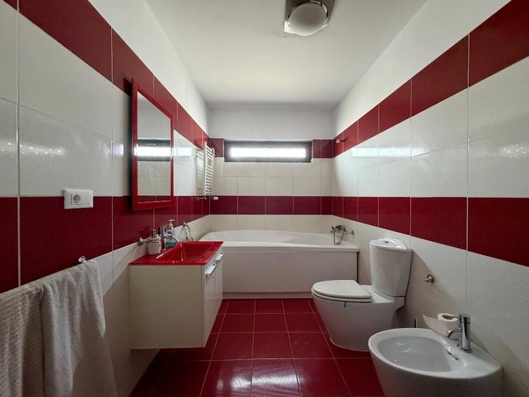 Casă individuală cu 5 camere cu Teren 355 Mp în Central