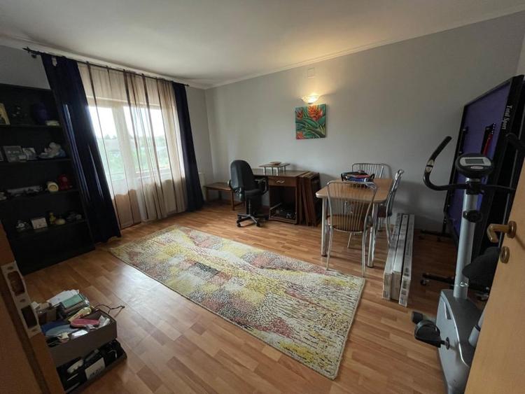 Casă individuală cu 7 camere cu Canalizare în Aradului