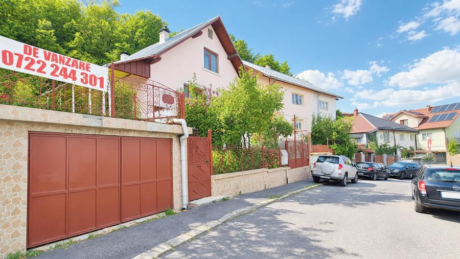 Casă individuală cu 4 camere cu Canalizare în Răcădău