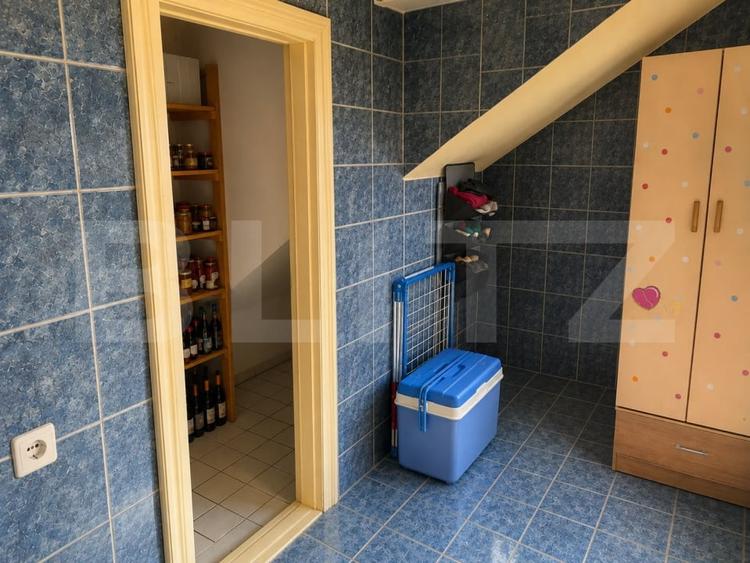 Casă individuală cu 8 camere cu Canalizare în Reghin
