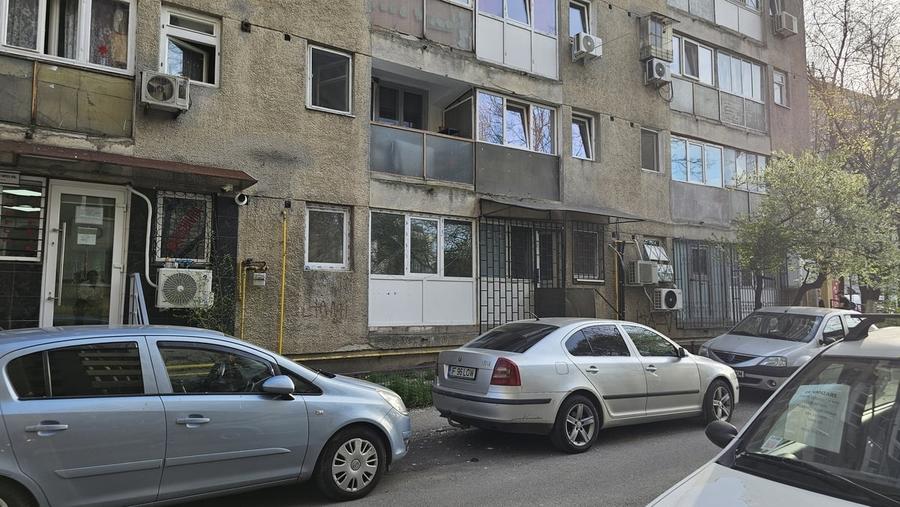 Piata Delfinului, Chisinau, Dobrina - 3