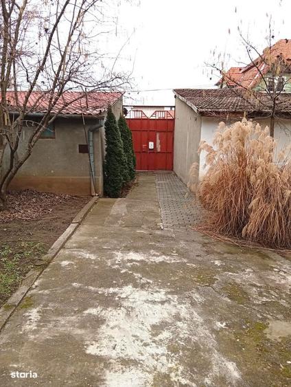 O casa cu doua apartamente in zona centrala - 2