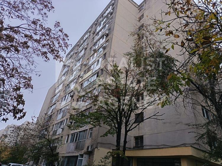 Garsonieră decomandată, 28 mp + balcon, vis-à-vis de Piața Delfinului