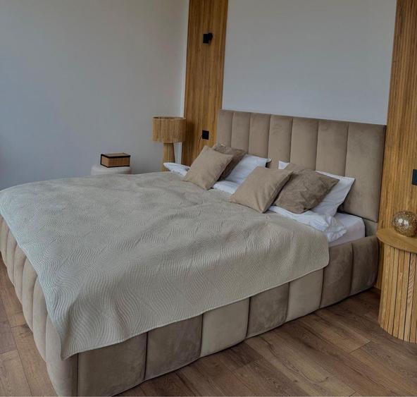 Cabana suspendata la 7 metrii inaltime , dispune de un teren de 1600 m - 2