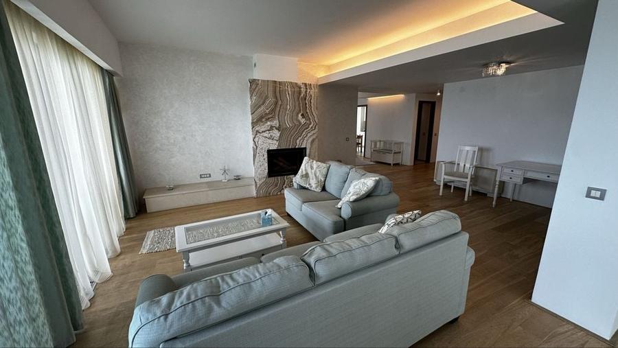 Apartament cu 3 camere decomandat în Palazu Mare