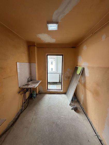 Vand apartament 2 camere decomandat, zona Soarelui - 3