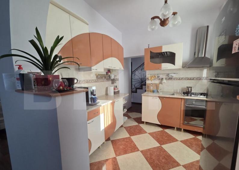 Vila 226 mp utili, curte 277 mp, zona Micro 3 - 28