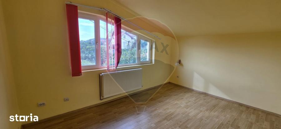 Casă cu 4 camere cu Teren 445 Mp în Valea