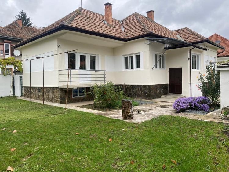 Casa individuala de inchiriat, 4 camere, zona centrala Sibiu, pretabila Birouri. - 1