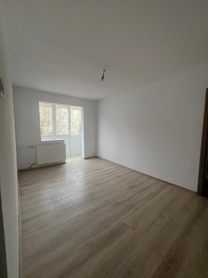 Apartament 4 camere,Dacia,et.3 - 4