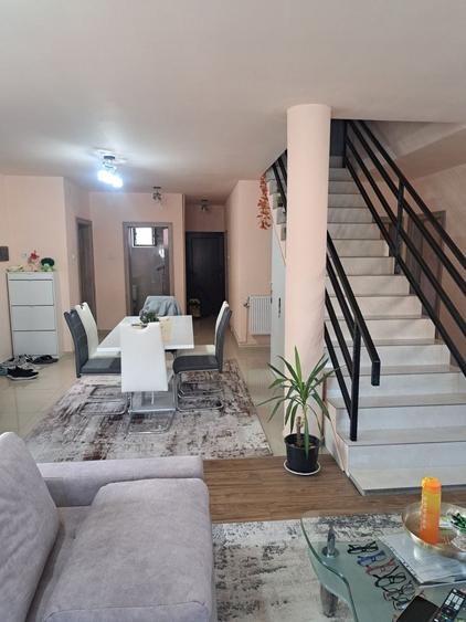 Casă cu 4 camere în Coșteiu