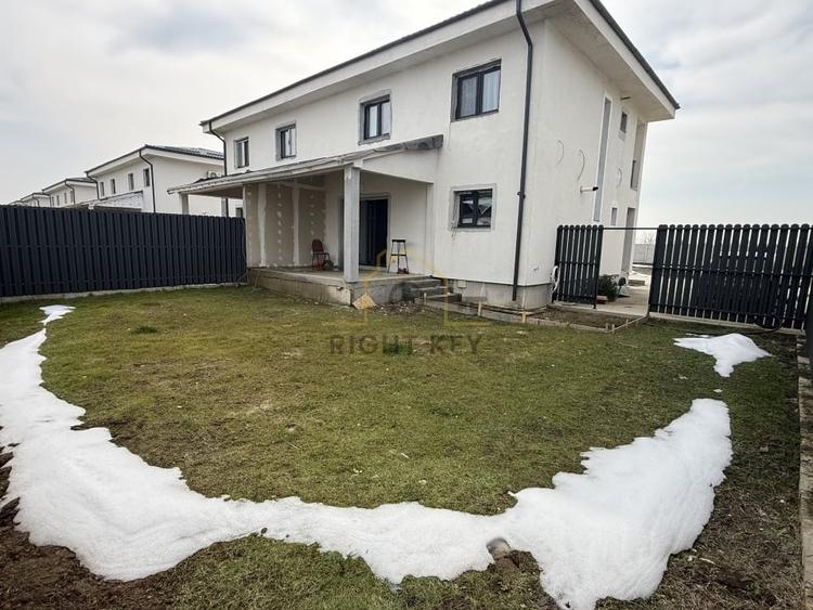 Duplex cu 5 camere cu Canalizare în Clinceni