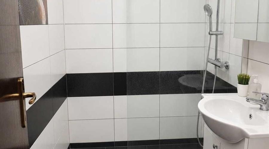 Apartament cu 5 camere decomandat în Titan
