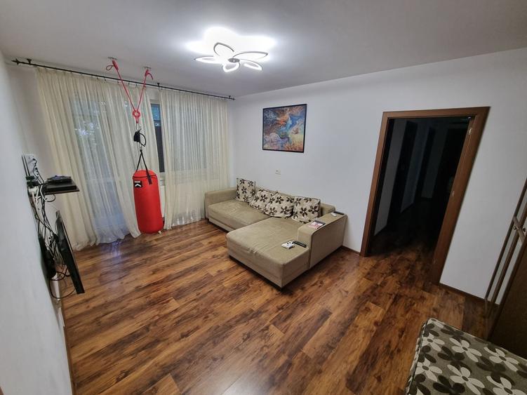 Apartament cu 4 camere semidecomandat, mobilat în Tomis Nord