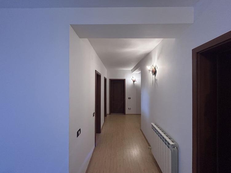 Casă individuală cu 7 camere cu Canalizare în Aradul Nou