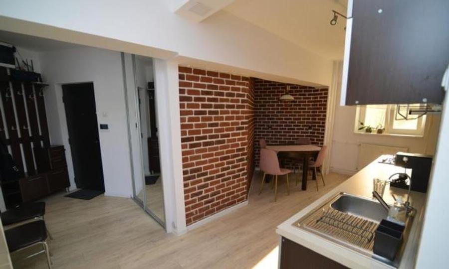 Apartament cu 4 camere decomandat, mobilat în Decebal